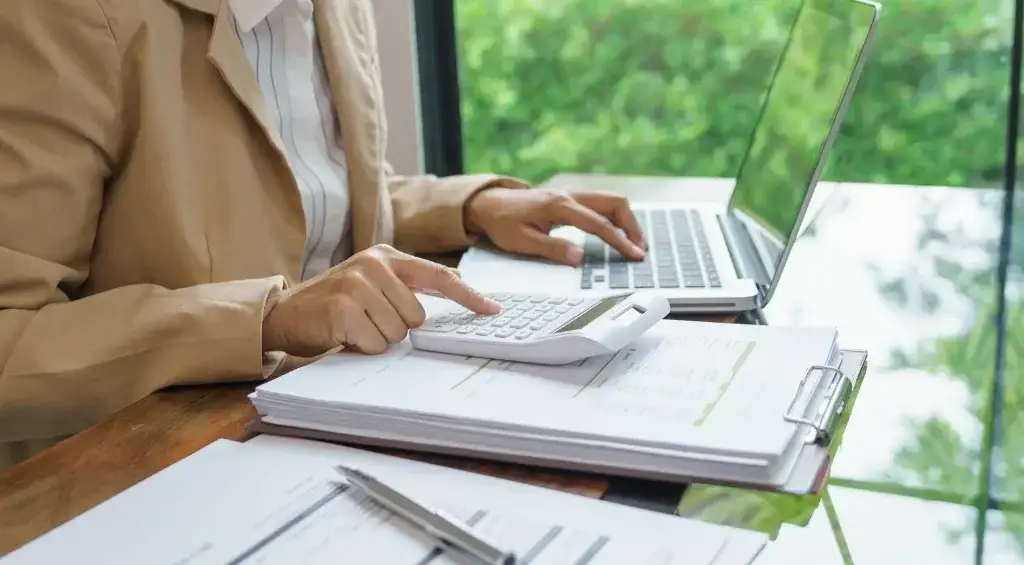 pessoa fazendo contas