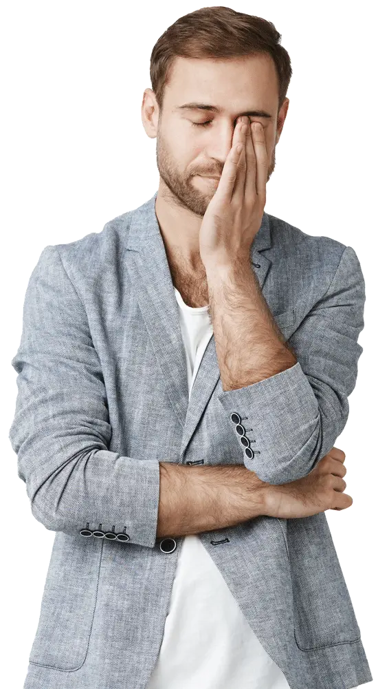 jovem empresario esfregando olho